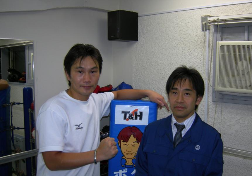 畑山隆則さんと一緒に写っているのは東京営業所の担当 築根です。